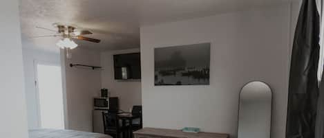 Habitación Confort, 1 cama de matrimonio grande, no fumadores | Espacio para trabajar con un portátil, wifi gratis, ropa de cama