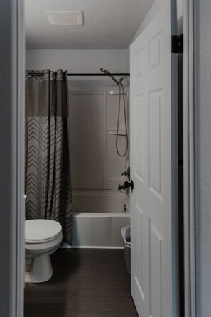 Habitación Confort, 1 cama King size, para no fumadores | Baño | Tina con regadera, toallas, jabón, papel de baño