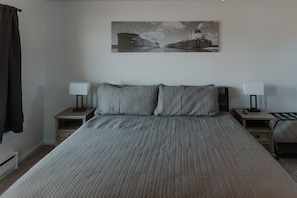 Habitación estándar, varias camas, para no fumadores | Espacio para trabajar con laptop, wifi gratis y ropa de cama