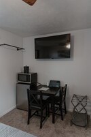 Espacio para trabajar con laptop, wifi gratis y ropa de cama 