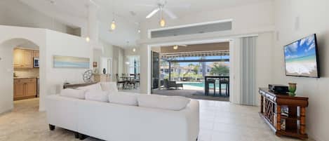 Casa, 3 habitaciones | Área de sala de estar | Smart TV