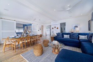 Villa, 5 Bedrooms | Interior