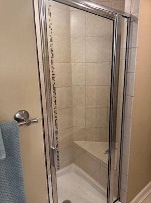 Dusche, Haartrockner, Handtücher, Seife