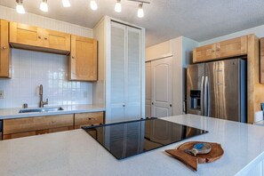 Condo, 1 phòng ngủ | Bếp riêng | Tủ lạnh, lò nướng, dụng cụ pha cà phê/trà, lò nướng bánh mì 