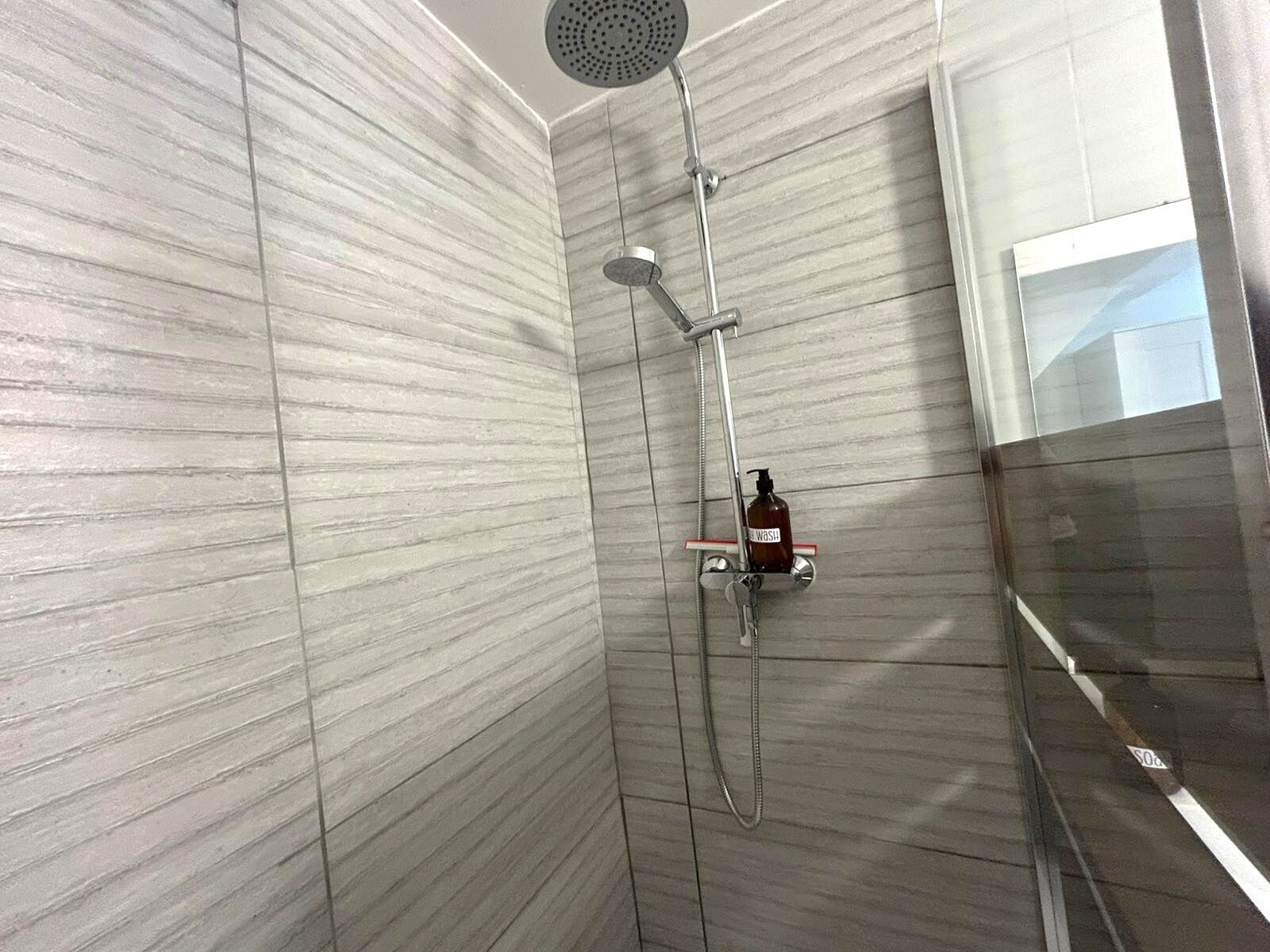 Douche, sèche-cheveux, serviettes fournies, savon
