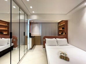 Cortinas blackout, tabla de planchar con plancha y wifi gratis 