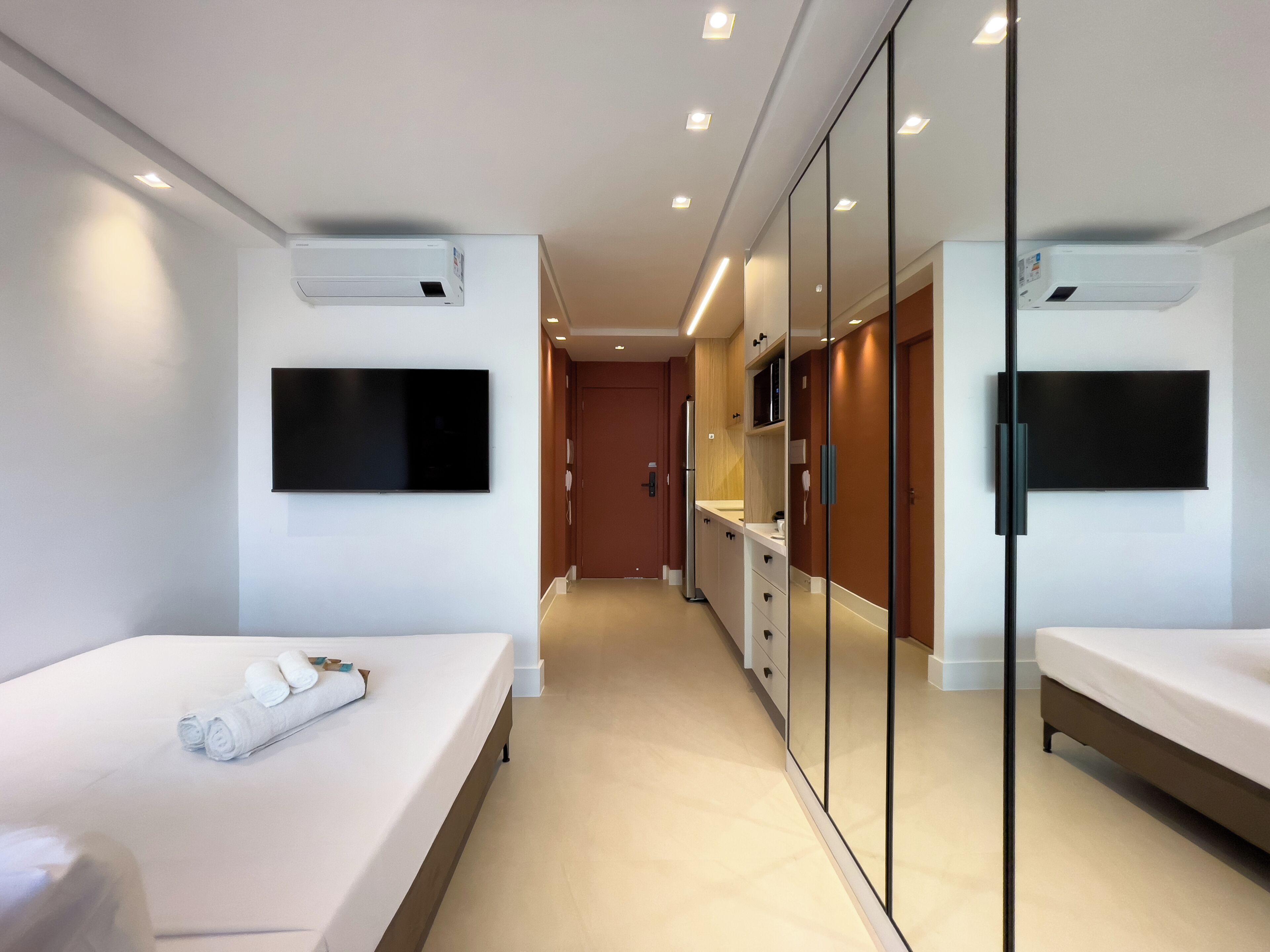 Cortinas blackout, tabla de planchar con plancha y wifi gratis 