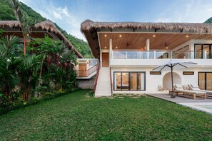 Exterior - Villa Svara - 4BR Villa w/ Panoramic Ocean Views (Purwakerti)