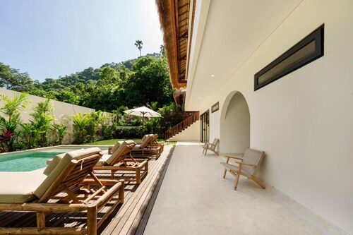 Villa Svara - 4BR Villa w/ Panoramic Ocean Views