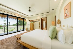 Una camera da letto con un letto grande, una panca di legno, uno specchio e vista sull'esterno.