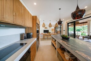 Cafetera o tetera, frigorífico, horno y placa de cocina