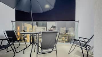 Appartamento Deluxe, balcone, vista parco | Ristorazione all'aperto