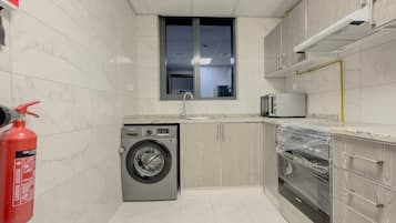 Deluxe Apartment, Park View | Private kitchen