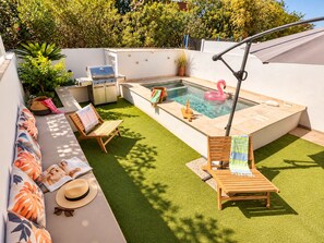 A backyard with a pool, lounge chairs, a grill, and a flamingo float. - Villa Cocoon—Private Pool—Near the Ocean & Montpellier (Mauguio)