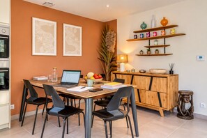 Dining - Villa Cocoon—Private Pool—Near the Ocean & Montpellier (Mauguio)
