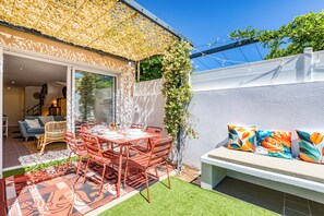 Outdoor dining - Vrbo Property (Mauguio)