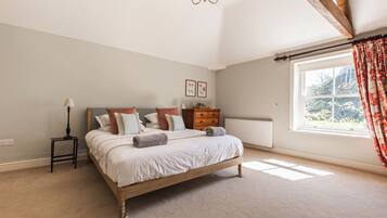 3 bedrooms, iron/ironing board, WiFi, bed sheets