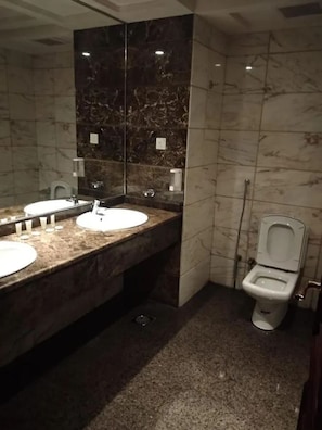 Douche, articles de toilette gratuits, serviettes fournies