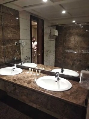 Bathroom - Gulnar Taiba Hotel (Madinah)