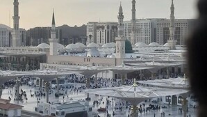 Et stort moskeområde med flere minareter og kupler, omgivet af en rummelig gårdsplads.
