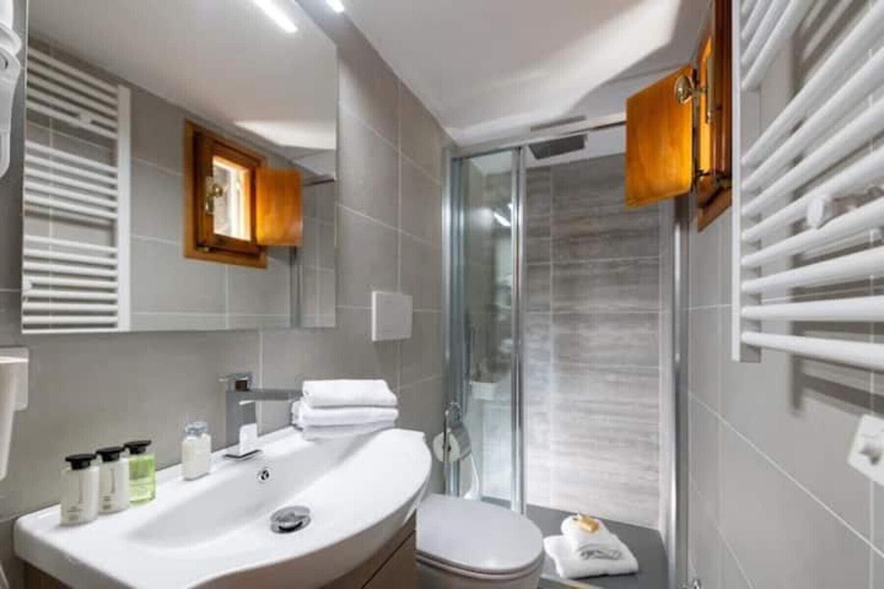 Regadera, amenidades de baño ecológicas, secadora de cabello, bidet 