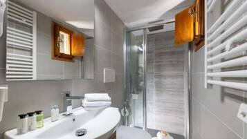 Regadera, amenidades de baño ecológicas, secadora de cabello, bidet