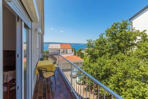 Property grounds - Studio apartment for 2 people in Crikvenica - with parking and barbecue (Crikvenica)