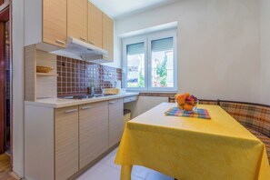 Dining - Studio apartment for 2 people in Crikvenica - with parking and barbecue (Crikvenica)