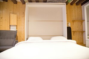 Een strijkplank/strijkijzer, gratis wifi, beddengoed