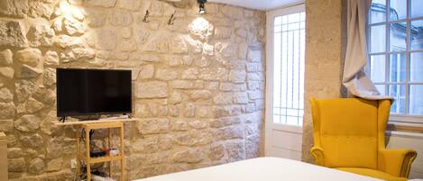 Tabla de planchar con plancha, wifi gratis y ropa de cama