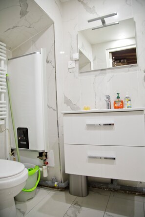 Shower, hair dryer, towels, soap - Central Studio Saint Germain (Paris)