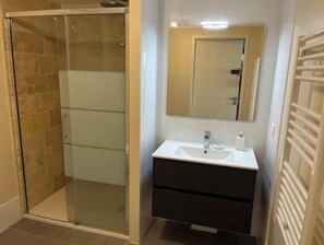 Shower - Villa Indigo - New house with Mediterranean gardens & beach access (La Ciotat)