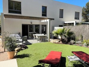 Outdoor dining - Villa Indigo - New house with Mediterranean gardens & beach access (La Ciotat)