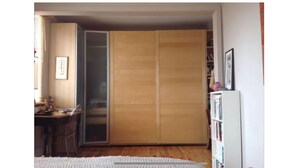 A room with a sliding door closet, a desk with chairs, and a bookshelf. - Family home in Saint-Lambert (Saint-Lambert)
