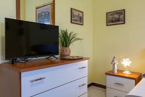 1 bedroom, iron/ironing board, WiFi, bed sheets - Room 'Matrimoniale- Terrazzo Condiviso' with Shared Terrace, Wi-Fi and Air Conditioning (Sassari)