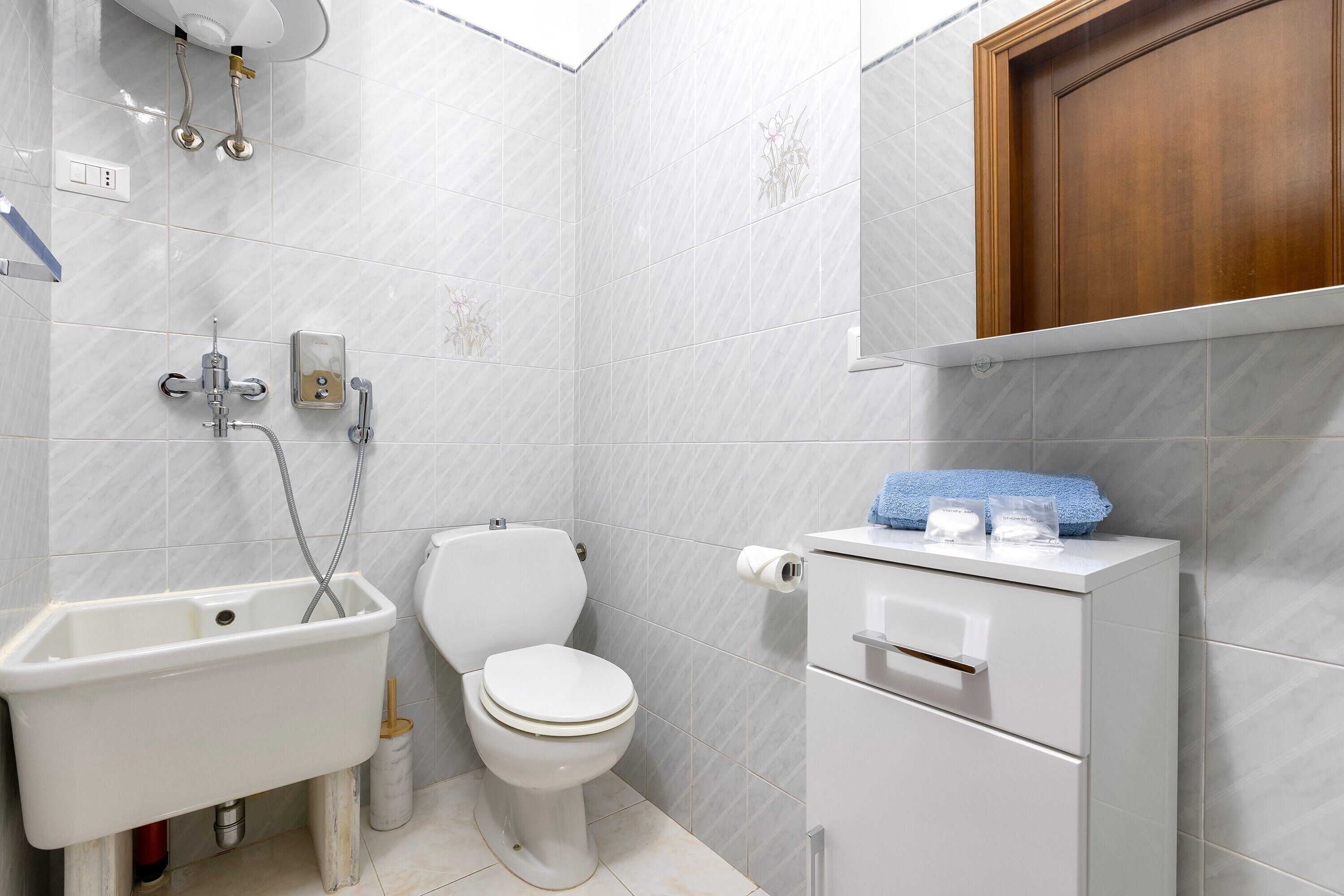 Douche, séchoir à cheveux, serviettes fournies