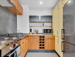 Kühlschrank, Mikrowelle, Ofen, Geschirrspüler
