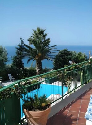 Pool - Holiday Home 'Villa Letizia_petit' with Sea View, Shared Pool and Private Garden (San Lucido)