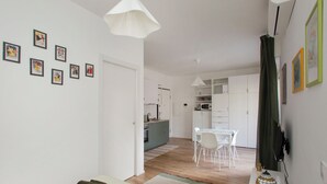 A modern interior with a dining area, kitchen, and living space. - Lambrate Design District - Apartment a stone's throw from the subway (Milano)