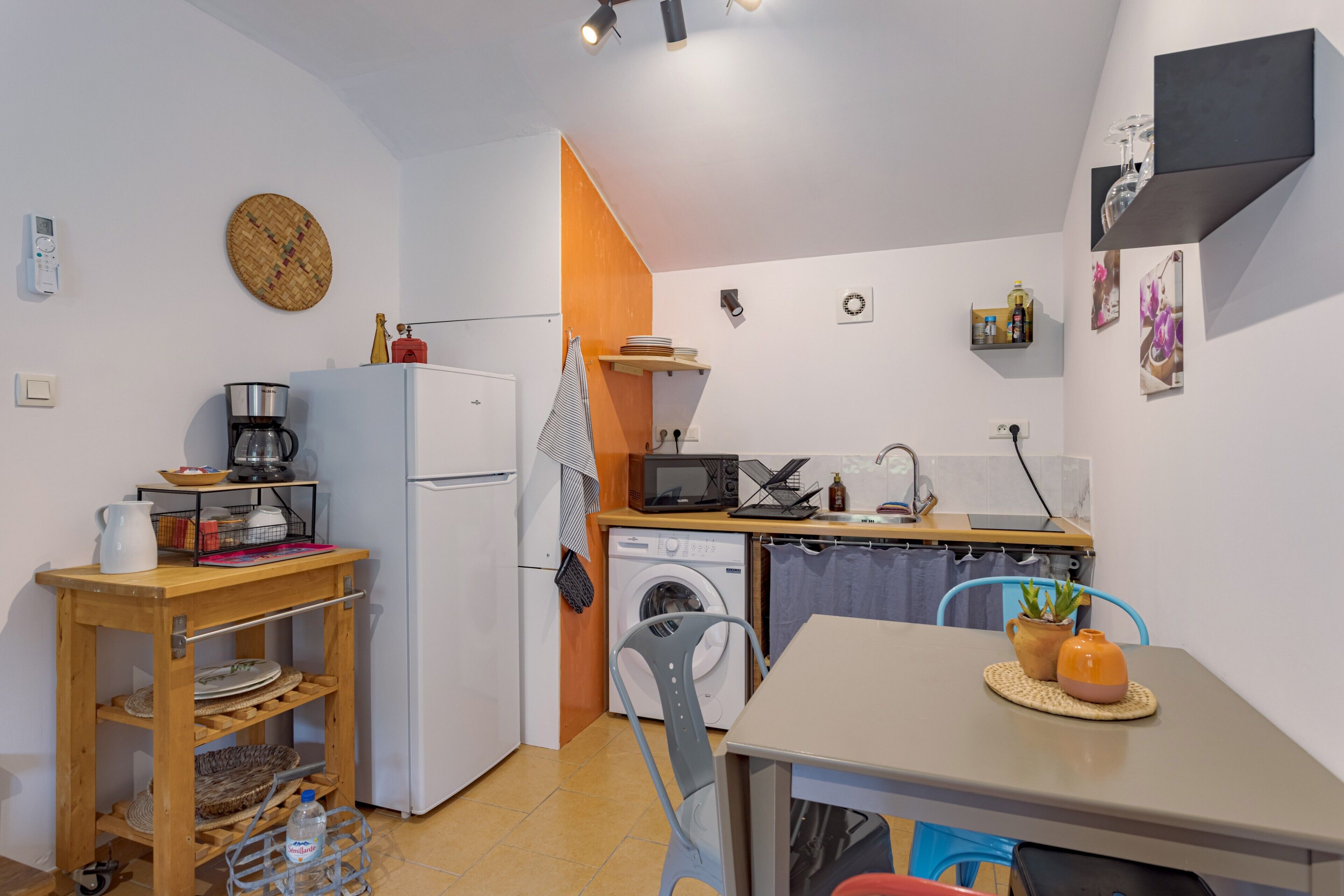 Réfrigérateur, micro-ondes, plaque de cuisson, cafetière/bouilloire