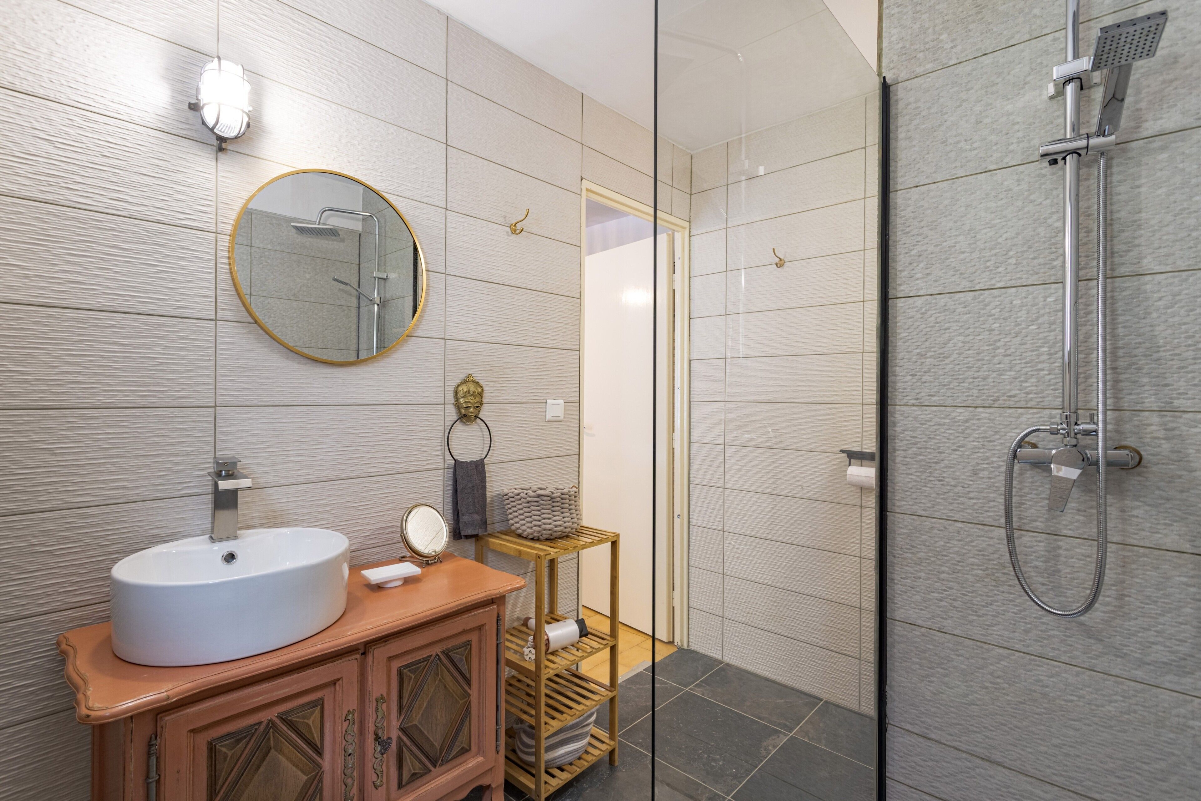Een douche, een haardroger, handdoeken