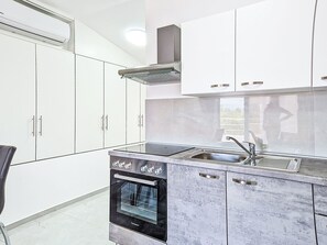Kühlschrank, Ofen, Kochgeschirr/Geschirr/Besteck