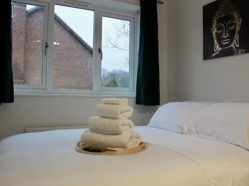 Modern 1BR Guest Lodge • Free Parking • Near LGW