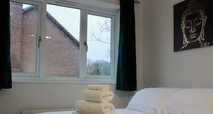 Modern 1BR Guest Lodge • Free Parking • Near LGW