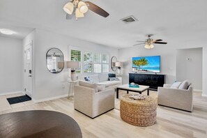 Smart TV - Mermaid Dreams - Perfect Location Close to Everything! (Bradenton)