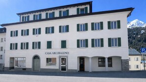 Un immeuble à plusieurs étages sur lequel on peut lire l’inscription « CASA ARCOBALENO ».