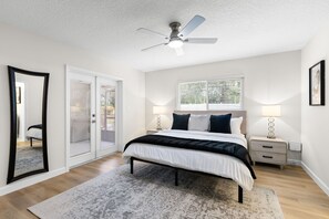 3 bedrooms, iron/ironing board, WiFi, bed sheets - KING BED- Steps to Lake Gertrude- Central- MT, DORA Oasis (Mount Dora)