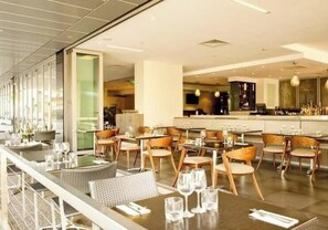Dining - Pandanas level 18th (Split king bed with City and Harbour view) (Darwin City)