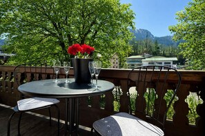 Outdoor dining - KitzSpirit with sauna, balcony & parking by Belle-Stay (Kitzbühel)