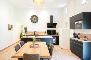 Køleskab, mikrobølgeovn, ovn, kogeplade